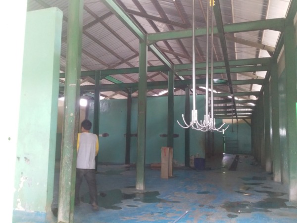 PEMELIHARAAN RUTIN: Petugas melakukan kontrol dan perawatan alat rumah pemotongan hewan. (NOBEL SAKTI/JAWA POS RADAR NGAWI)