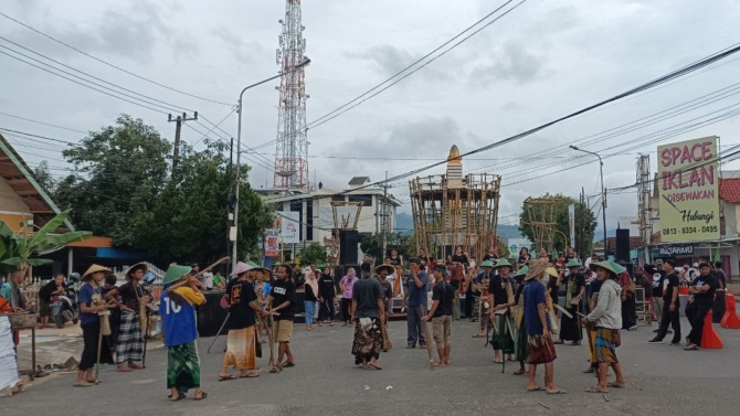 SENI-BUDAYA: Sejumlah seniman menggelar gladi bersih acara Ruwat Jagat 2022 di seputaran Perempatan Penceng kemarin (4/11). (SUGENG DWI N./JAWA POS RADAR PACITAN)