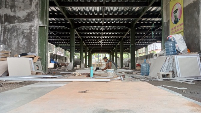 SEBELUM AKHIR TAHUN: Pekerja PT LPG berusaha merampungkan food court Pasar Baru. (NUR CAHYONO/JAWA POS RADAR MAGETAN)