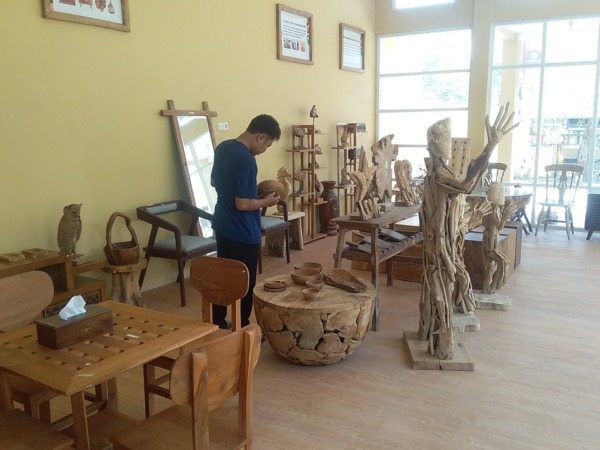 MULAI EKSIS: Galeri Industri Kayu milik DPPTK Ngawi jadi jujukan penikmat kerajinan kayu sejak diresmikan enam bulan lalu. (NOBEL SAKTI/JAWA POS RADAR NGAWI)