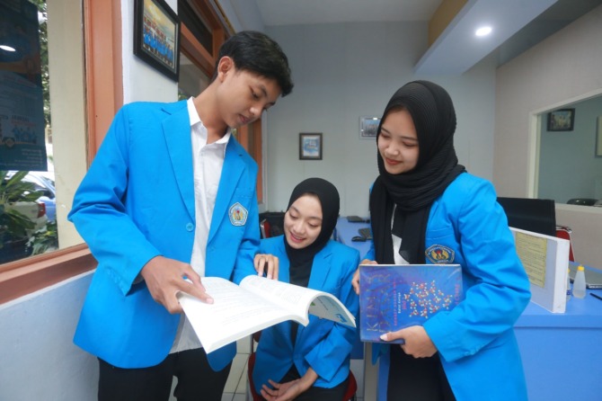 KRUSIAL: Sejumlah mahasiswa salah satu perguruan tinggi sedang beraktivitas di kampus. Pemkot mengagas wajib belajar 16 tahun untuk mengerek IPM Kota Madiun. (BAGAS BIMANTARA/JAWA POS RADAR MADIUN)