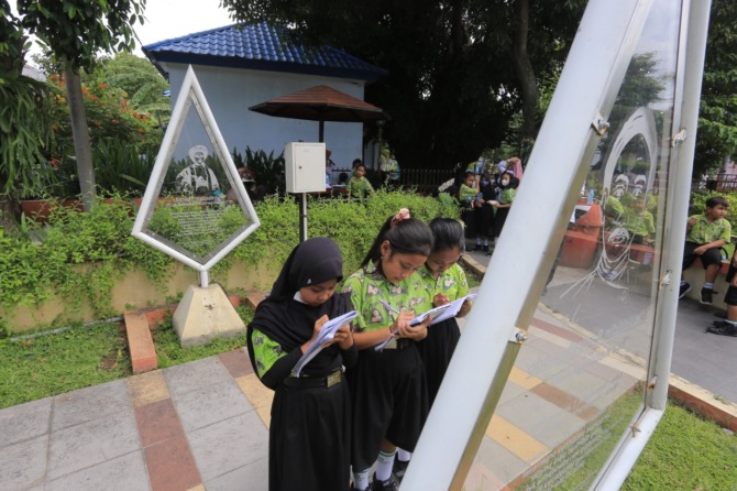 SPIRIT PAHLAWAN: Sejumlah siswa SDN Oro-Oro Ombo mengikuti outdoor learning di Taman Obor kemarin. (BAGAS BIMANTARA/JAWA POS RADAR MADIUN)