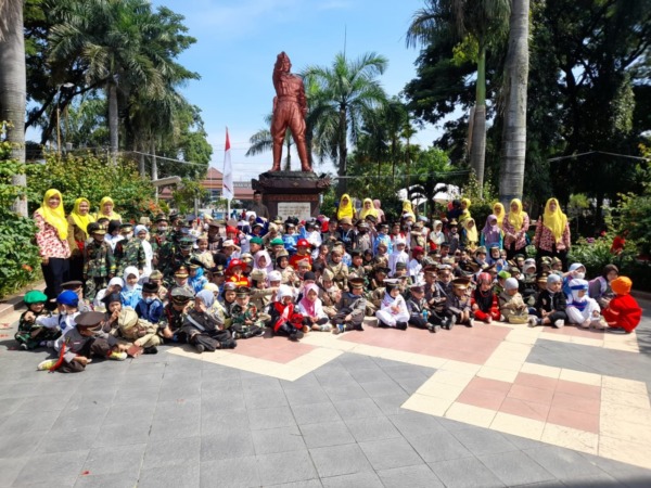 OUTDOOR: Sejumlah siswa KB dan TK Asiyiyah foto bersama di depan patung Kolonel Marhadi kemarin (ISTIMEWA)
