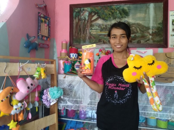 KREATIF: Hesti Irawati menunjukkan kerajinan boneka awan dan celengan buatannya. (RAHMA DWI LESTARI/JAWA POS RADAR MADIUN)