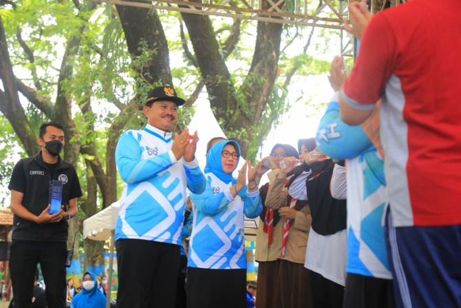 PENUHI GIZI: Wali Kota Madiun Maidi dan Ketua TP PKK Kota Madiun Yuni Setyawati Maidi memberikan vitamin penambah darah untuk para remaja. (BAGAS BIMANTARA/RADAR MADIUN)