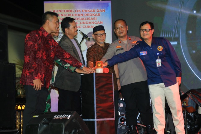 MODERN: Wali Kota Madiun Maidi, Kepala Satpol PP dan Damkar Kota Madiun Sunardi, dan jajaran forkopimda saat launching aplikasi LIK Pakar. (BAGAS BIMANTARA/RADAR MADIUN)