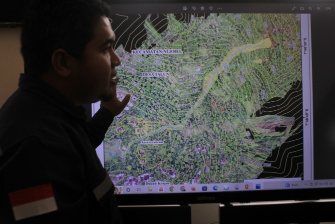 Ilustrasi foto : Tim PVMBG memaparkan hasil kajian terhadap potensi longsor di Desa Talun beberapa waktu lalu. (Dokumen/Radar Ponorogo)