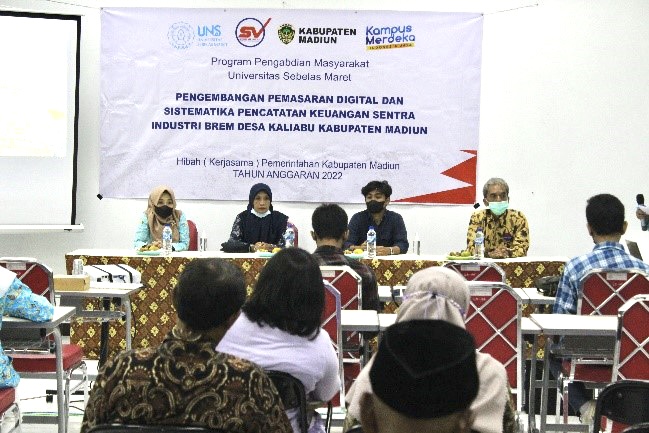 BERI DUKUNGAN: Tim Research Group UNS Kampus Caruban menggelar pelatihan untuk para pelaku usaha brem di Kaliabu. (ISTIMEWA)