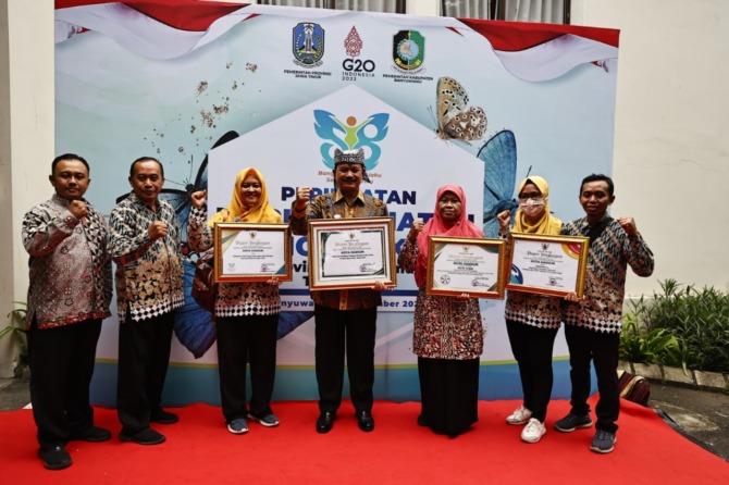 PANEN AWARD: Wali Kota Madiun Maidi menerima empat penghargaan sekaligus dalam puncak peringatan Hari Kesehatan Nasional 2022 di Banyuwangi. (ISTIMEWA)