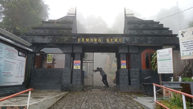 ILUSTRASI: Gerbang pendakian gunung Lawu via Cemoro Sewu. (DOK. RADAR MADIUN)