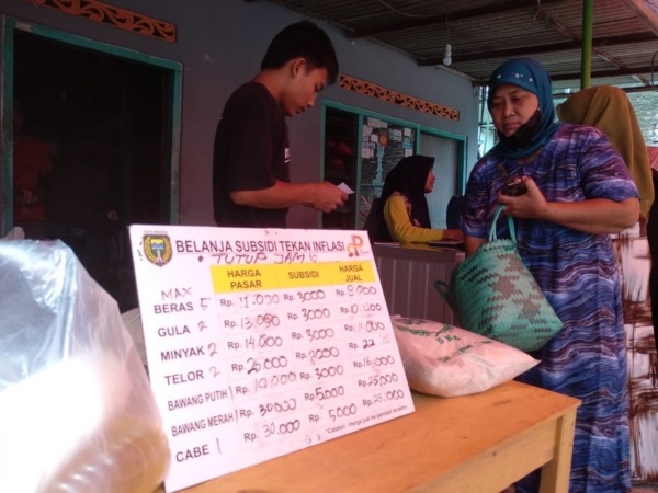 BERSUBSIDI: Antrean pembelian bapok subsidi di sebuah toko kelontong kemarin. (RAHMA DWI LESATARI/JAWA POS RADAR MADIUN)