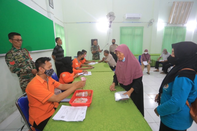PENYALURAN: Suasana penyaluran BLT di Kelurahan Klegen, kemarin 25/11. (BAGAS BIMANTARA/JAWA POS RADAR MADIUN)