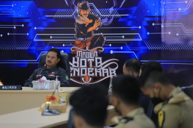 ANTISIPASI: Wali Kota Madiun Maidi memimpin sosialisasi pencegahan, pemberantasan, penyalahgunaan dan peredaran narkoba di gedung GCIO kemarin (1/11). (BAGAS BIMANTARA/JAWA POS RADAR MADIUN)