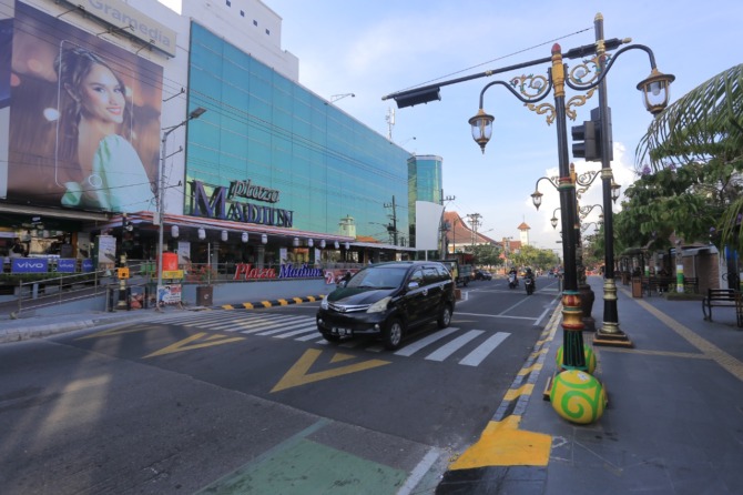 DINILAI LAYAK: Situasi lalu lintas di Jalan Pahlawan kemarin (31/10). Kemenhub menilai Kota Madiun layak menerapkan layanan transportasi umum dengan skema BTS yang rencananya akan direalisasikan tahun depan. (ILUSTRASI/BAGAS BIMANTARA/JAWA POS RADAR MADIU