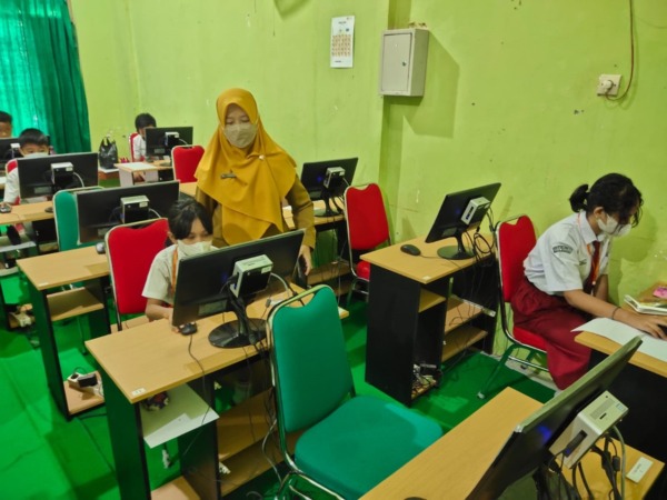 TENAGA PENDIDIK: Seorang guru salah satu SDN di Kota Madiun sedang beraktivitas dalam kegiatan belajar-mengajar. (ISTIMEWA)