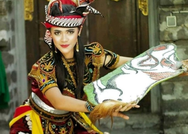 BUDAYA: Nadia Pramesti saat tampil di salah satu pertunjukan jaranan. (NADIA PRAMESTI FOR JAWA POS RADAR CARUBAN)