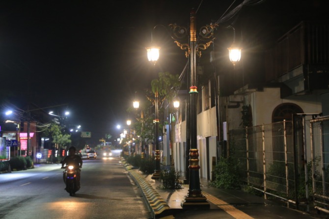 ESTETIK: Petugas Disperkim Kota Madiun memasang ratusan lampu PJU berbentuk lampion di sejumlah jalan protokol. (BAGAS BIMANTARA/JAWA POS RADAR MADIUN)
