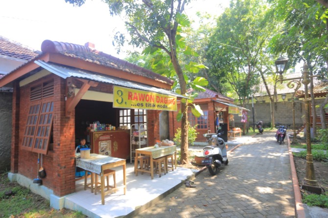 DENYUT EKONOMI LOKAL: Lapak Ronggo Kuning dapat menjadi pilihan tempat berwisata kuliner. (BAGAS BIMANTARA/JAWA POS RADAR MADIUN)