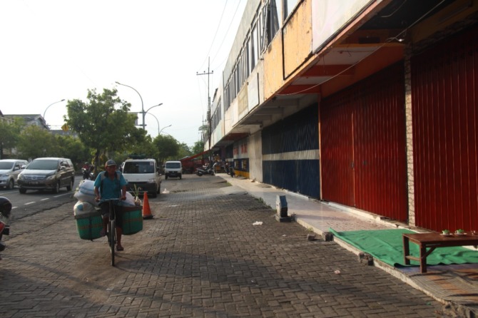 SALING MELENGKAPI: Pemkab Ngawi berencana membangun pedestrian Jalan PB Sudirman berbarengan dengan proyek MPP Tahap II tahun depan. (ASEP SYAEFUL BACHRI/JAWA POS RADAR NGAWI)