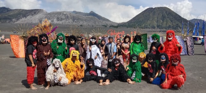 IKON: Tim kesenian dongkrek asuhan Tri Sakti Hendrianto usai tampil di Eksotika Bromo beberapa waktu lalu. (TRI SAKTI HENDRIANTO FOR JAWA POS RADAR CARUBAN)