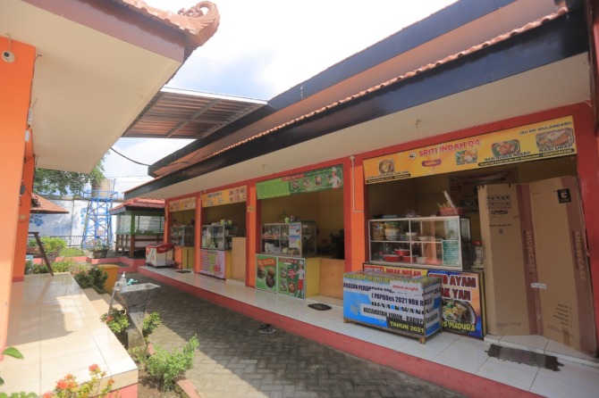 FAVORIT WARGA: Pengunjung bisa menikmati beragam menu kuliner yang murah dan enak di Lapak Sriti Indah. (BAGAS BIMANTARA/JAWA POS RADAR MADIUN)