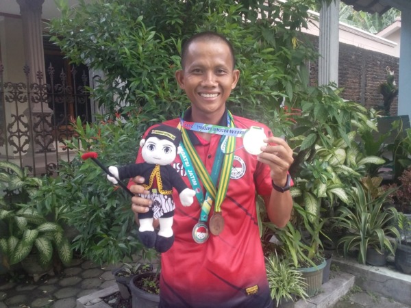 PERJUANGAN: Murdo Setiawan, atlet gateball asal Ngawi, membawa Jawa Timur menyabet medali emas Kejurnas Gateball di Jogjakarta. (NOBEL SAKTI/JAWA POS RADAR NGAWI)
