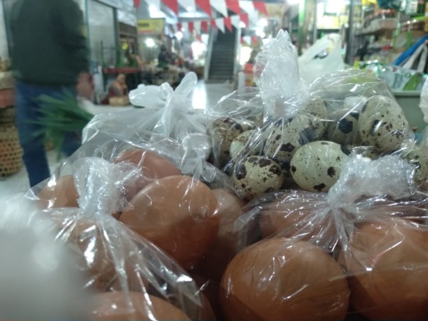 NAIK: Telur ayam ras di pasaran Kota Madiun mengalami kenaikan. (RAHMA DWI LESTARI/JAWAPOS RADAR MADIUN)