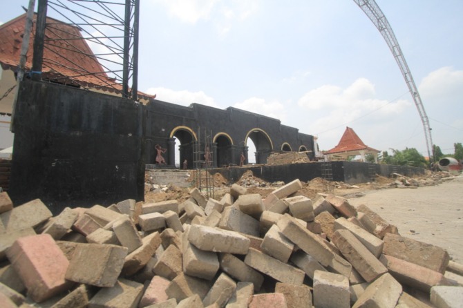 NYICIL: Pekerjaan pelebaran panggung utama tengah berlangsung, diperkirakan tuntas akhir Desember. (AJI PUTRA/JAWA POS RADAR PONOROGO)
