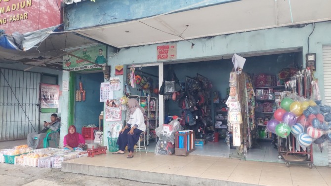 TIDAK MERATA: Beberapa pedagang memilih kembali ke Pasar Dungus lama karena di pasar darurat sepi pembeli kemarin (24/11). (DIAN RAHAYU/JAWA POS RADAR CARUBAN)