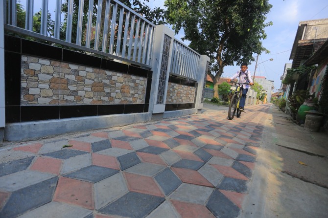 SIDAK PROGRES: Wali Kota Madiun Maidi meninjau pekerjaan pavingisasi di sejumlah titik kemarin. (2/11). (BAGAS BIMANTARA/JAWA POS RADAR MADIUN)