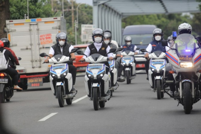 KENDARAAN MASA DEPAN: Tepat pada bulan ini di tahun lalu, Bupati Sugiri Sancoko mendampingi gubernur Jatim Khofifah Indar Parawansa mengendarai motor listrik di Ponorogo. (AJI PUTRA/JAWA POS RADAR PONOROGO)