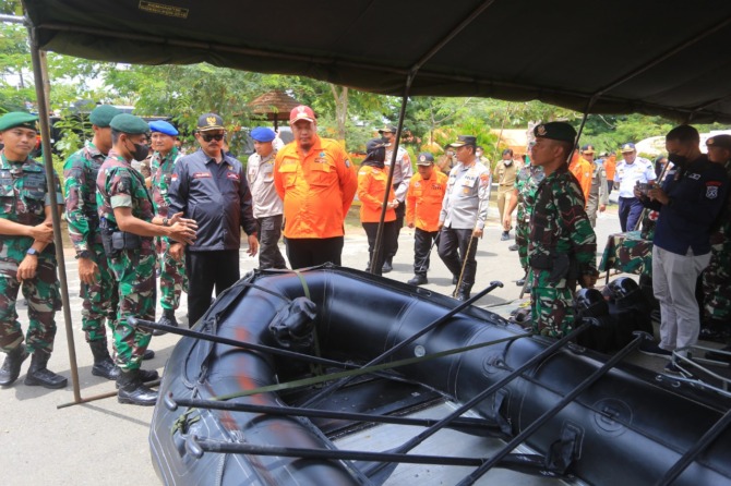 SELALU SIAGA: Wali Kota Madiun Maidi bersama TNI-Polri Apel Siaga Bencana Hidrometeorologi di Taman Lalu Lintas Bantaran, beberapa waktu lalu. (BAGAS BIMANTARA/JAWA POS RADAR MADIUN)