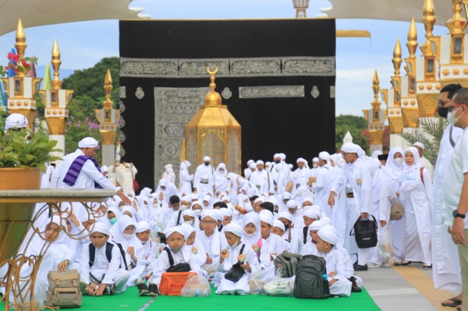 RELIGIUS: Wali Kota Madiun Maidi bersama Gus Miftah saat mengukuhkan 104 dai cilik di kawasan PRC beberapa waktu lalu. (BAGAS BIMANTARA/JAWA POS RADAR MADIUN)