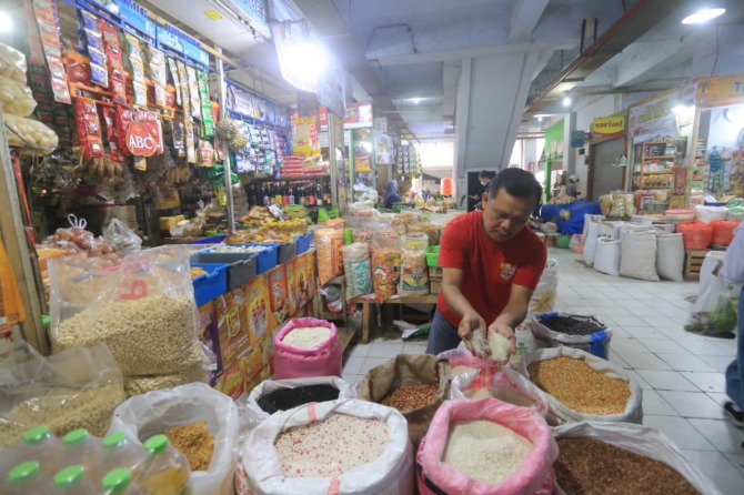 SEMENTARA: Penyaluran subsidi bapokting akibat kenaikan harga bahan bakar minyak di PBM dihentikan dan bakal bergulir kembali 1 Desember mendatang. (BAGAS BIMANTARA/JAWA POS RADAR MADIUN)