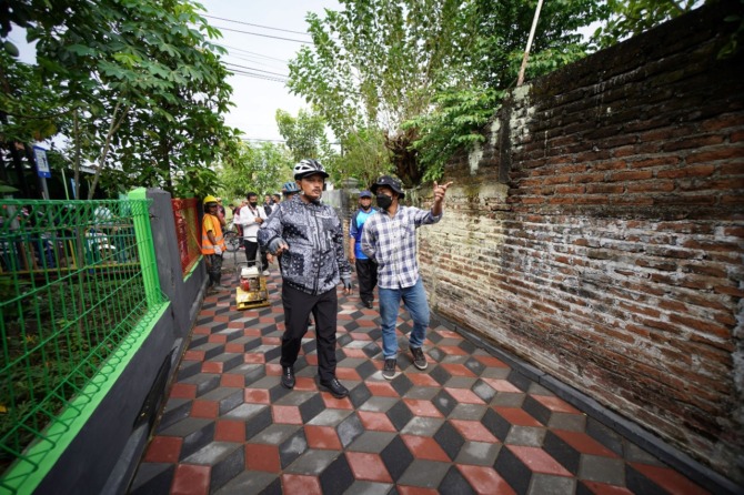 PROGRESIF: Wali Kota Madiun Maidi inspeksi pekerjaan pavingisasi di sejumlah titik kelurahan kemarin. (2/11). (BAGAS BIMANTARA/JAWA POS RADAR MADIUN)