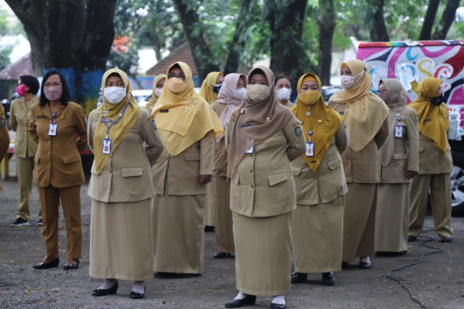 ABDI NEGARA: PNS di lingkungan Pemkot Madiun mengikuti apel. (BAGAS BIMANTARA/RADAR MADIUN)