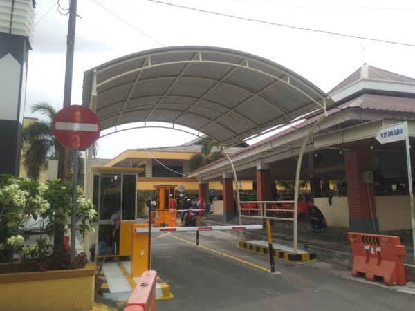 SEPI: Portal parkir di Pasar Sleko, Pandean, Taman, lengang, kemarin (15/11). (RAHMA DWI LESTARI/JAWA POS RADAR MADIUN)