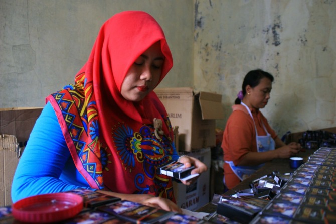 Ilustrasi foto : Sejumlah tenaga kerja salah satu perusahaan di Pacitan tengah beraktivitas. (Dokumen/RADAR PACITAN)