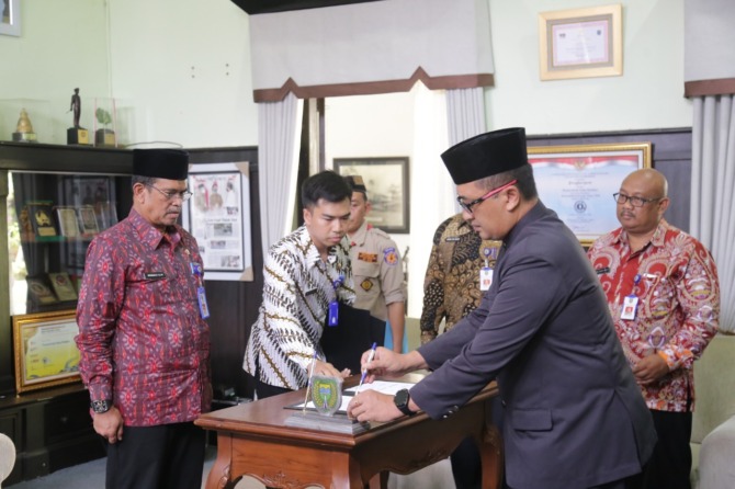 MUTASI: Pemkot Madiun mengangkat tiga PNS dalam jabatan administrator di Balai Kota Madiun kemarin (25/11). Dua di antaranya mengisi jabatan di dinas pendidikan. (BAGAS BIMANTARA/JAWA POS RADAR MADIUN)