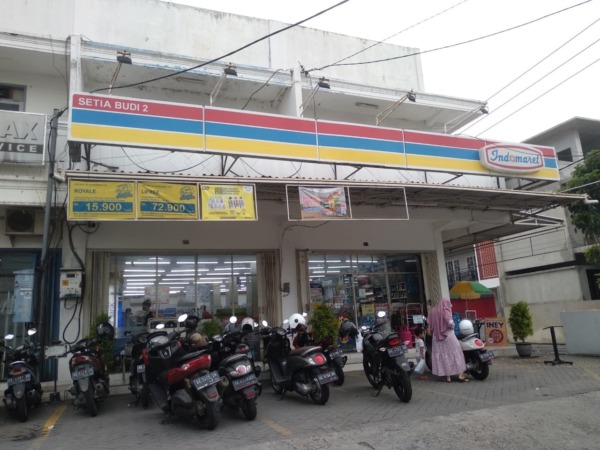 STABIL: Salah satu minimarket di Kota Madiun. Pengajuan izin pendirian usaha terbilang stagnan. (RAHMA DWI LESTARI/JAWA POS RADAR MADIUN)
