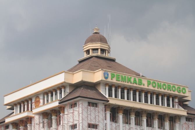 PERCEPATAN: Progres pengecatan Gedung Lantai 8 mencapai 80 persen, diperkirakan tuntas akhir bulan ini. (AJI PUTRA/JAWA POS RADAR PONOROGO)