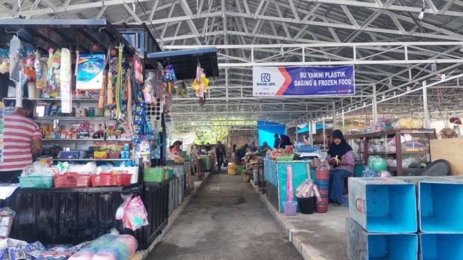 NORMAL: Aktivitas pedagang pasar darurat di lahan eks kantor Kawedanan Dungus, Wungu, kemarin (25/11). (DIAN RAHAYU/JAWA POS RADAR MADIUN)