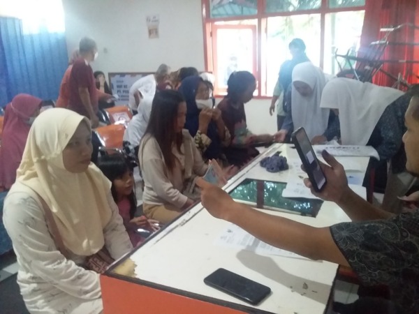 ANTRE: Proses penyaluran bantuan langsung tunai tahap II di Kantor Pos Ngawi. (NOBEL SAKTI/JAWA POS RADAR NGAWI)