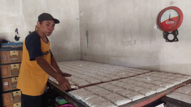 PRODUKSI RUMAHAN: Aktivitas produksi tempe di usaha rumahan di Madiun. (DIAN RAHAYU/RADAR CARUBAN)