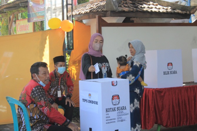 ANGKA MAYORITAS: Pelaksanaan pilkades serentak di 23 desa berlangsung aman dan kondusif kemarin, Selasa (22/11). (AJI PUTRA/JAWA POS RADAR PONOROGO)