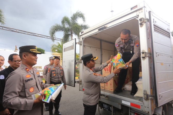 EMPATI: Kapolres Madiun Kota AKBP Suryono sebelum memberangkatkan bantuan logistik untuk korban gempa bumi di Cianjur, Kamis (24/11). (BAGAS BIMANTARA/JAWA POS RADAR MADIUN)