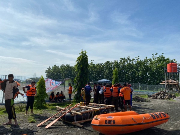 ASAH KEMAMPUAN: Tim Brigade Penolong 13.36 saat mengikuti pelatihan water resque di embung Pilangbango, Kartoharjo. (ISTIMEWA)
