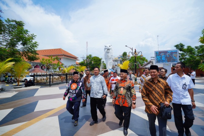 TERKESAN: Wali Kota Madiun Maidi mendampingi Presiden PKS Ahmad Syaikhu saat berkunjung di kawasan Sumber Wangi, Sabtu (26/11). (DISKOMINFO FOR JAWA POS RADAR MADIUN)