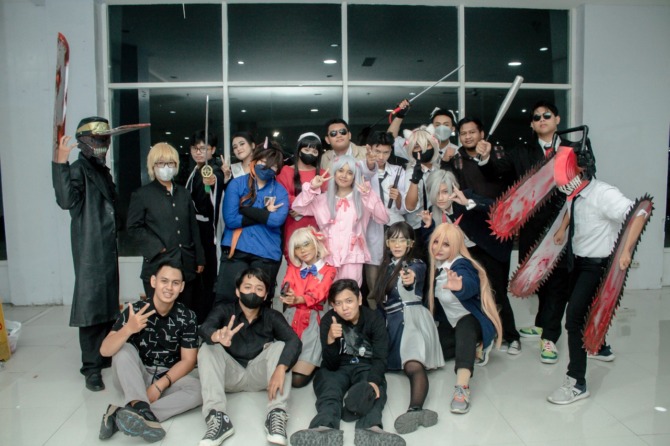 COSPLAYER: Sejumlah anggota Kazuma berfoto bersama di sela sebuah event cosplay. (MUHAMMAD EFFENDI FOR JAWA POS RADAR MADIUN)