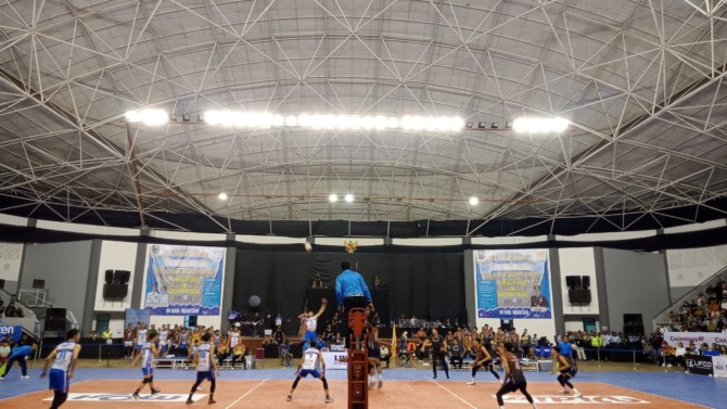 SERU: Suasana salah satu pertandingan putaran kedua Final Four Livoli Divisi Utama 2022 di GOR Ki Mageti kemarin malam. (NUR CAHYONO/JAWA POS RADAR MAGETAN)